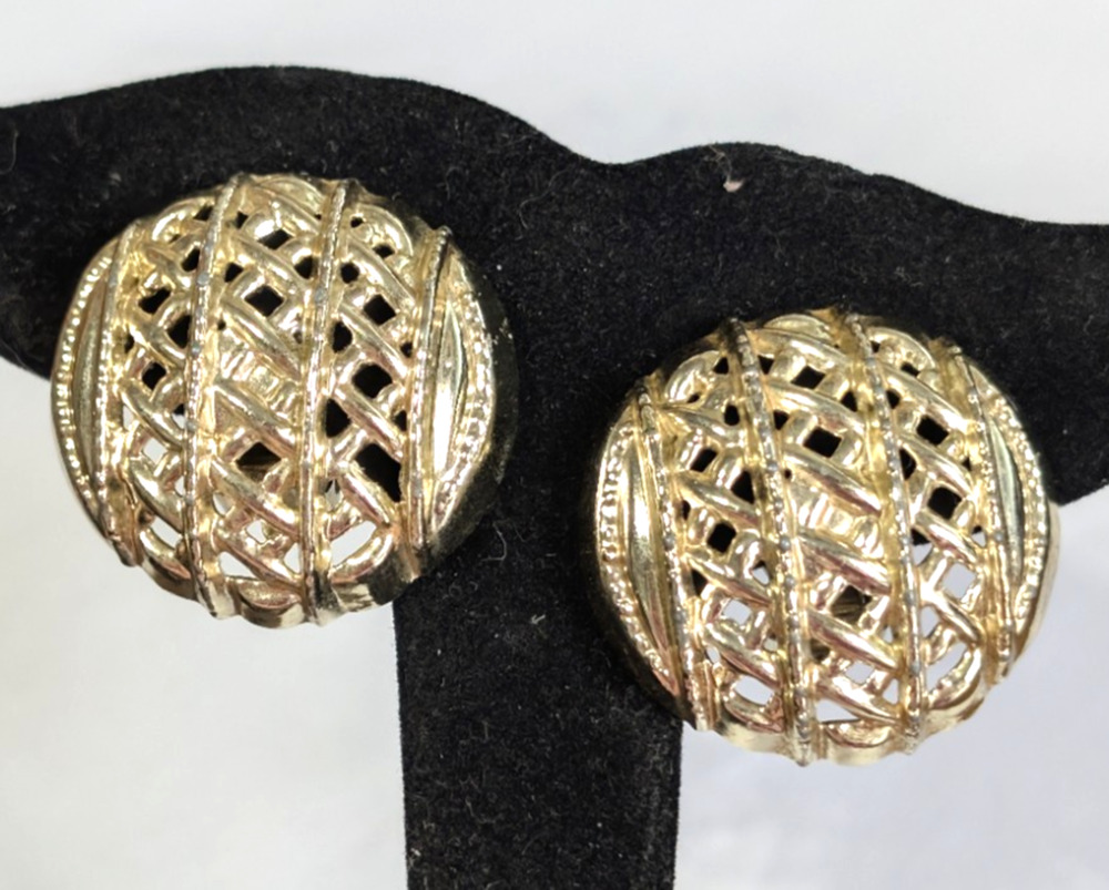 Vintage Round Clip-on Earrings 1 1/8” Textured Gold-tone Chunky Domed gc224